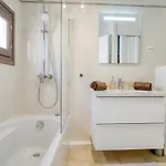 Апартаменты Cosy, Modern, Fully Equipped, Air Conditioning, Historical, Old Town, 1minute Walk From - 