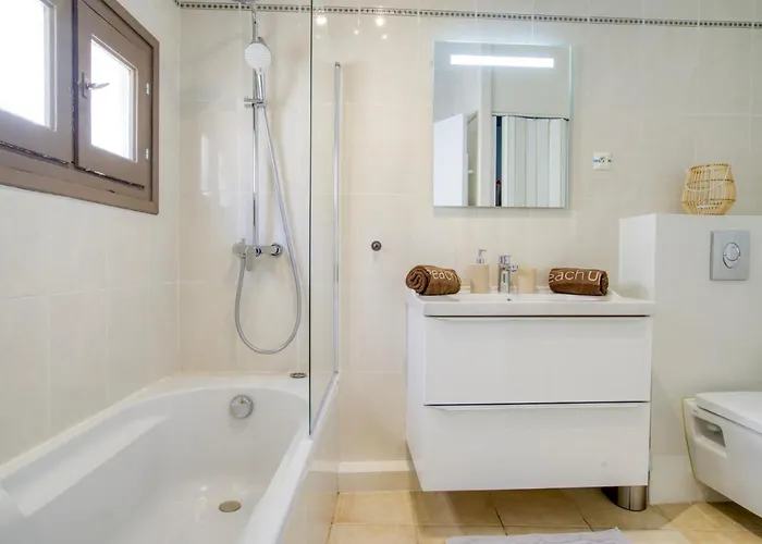 Lejlighed Cosy, Modern, Fully Equipped, Air Conditioning, Historical, Old Town, 1minute Walk From - 